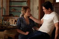 Labor Day – Finden zueinander, obwohl er sich als verurteilter Mörder herausstellt: Frank (Josh Brolin, l.) und Adele (Kate Winslet, r.) ...
