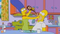 Die Simpsons – Marge (l.); Homer (r.)