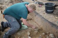 Schätze des Römischen Reichs – Der Archäologe Marc Rappe bei der Freilegung von Beweisen an der römischen Grenzausgrabungsstätte Kalkriese in Deutschland. (Kredit: National Geographic)