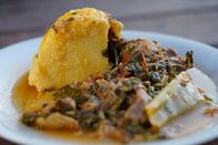 Zu Tisch ... – Zu Tisch Provenzalische Voralpen – Frankreich Das togolesische Gericht Gboma Gnagna mit Mangold, Huhn und Maispaste Copyright: SRF/Berlin Producers Media/Frederik Klose-Gerlich