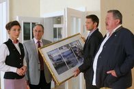 Die Rosenheim-Cops – Die Kommissare Hansen (Igor Jeftic, 2.v.r.) und Hofer (Joseph Hannesschläger, r.) verdächtigen Isolde Richter (Daniela Kiefer, l.), ein wertvolles Bild in der Villa des Opfers entwendet zu haben. Hat Anwalt Fischbach (Norbert Heckner, 2.v.l.) davon gewusst?