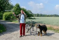 Löwenzahn – Fritz Fuchs (Guido Hammesfahr) und sein Hund Keks machen sich mit einer Antenne auf die Suche nach dem Bären. Vielleicht empfangen sie ein Signal vom wilden Gast.
