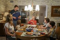Young Sheldon – Noch ahnen (v.l.n.r.) Mary (Zoe Perry), George (Lance Barber), Missy (Raegan Revord), Meemaw (Annie Potts), Georgie (Montana Jordan) und Sheldon (Iain Armitage) nicht, dass ein Familienrezept schon bald für eine handfeste Auseinandersetzung sorgen wird ...