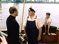 Drei Mann in einem Boot – Kunsthändler Georg Nolte (Heinz Erhardt, Mitte) unternimmt mit den beiden Werbefachleuten Harry Berg (Hans-Joachim Kulenkampff, links) und Jerome "Jo" Sommer (Walter Giller) eine Bootsfahr auf dem Rhein.