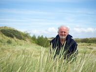 Der Geschmack Europas – Lojze Wieser in den Dünen an der flandrischen Küste.