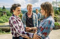 Zimmer mit Stall – Überraschung für Johannes (Florian Karlheim, Mitte) und Sophie (Aglaia Szyszkowitz, hinten): Irene (Josephine Ehlert, re.) und Magda (Pauline Fusban, l.) verstehen sich blendend!