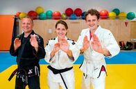 Checker Julian – Sophia und Frank haben beide einen schwarzen Gürtel in Jiu Jitsu. Sie zeigen Julian (rechts) viele coole Tricks zur Selbstverteidigung. Weiteres Bildmaterial finden Sie unter www.br-foto.de.