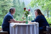 Lena Lorenz – Vinz Huber (Michael Roll) bedankt sich mit einer Überraschungseinladung bei Eva Lorenz (Eva Mattes), die ihn in den vergangenen Wochen immer wieder unterstützt hat.