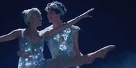 Spellbound - Verzaubert in Paris – Noch präsentieren Cece (Hailey Romain, l.) und Benoit (Étienne Moana, r.) bei der Jahresabschlussaufführung einen perfekten Pas de deux. Doch kurz darauf geschieht etwas Unerwartetes.