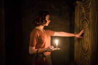 Father Brown – Joan Vanderlande (Claudia Jessie) ist eine kluge junge Frau. Sie interessiert sich besonders für Rätsel und für das geheimnisvolle Labyrinth auf dem Anwesen der Lady Davina. Doch sie hat eine erschreckende Begegnung in den dunklen Gängen.