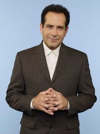 Monk – (6. Staffel) - Seitdem seine Frau ermordet wurde, leidet der ehemalige Polizeiermittler Adrian Monk (Tony Shalhoub) unter starken Phobien.