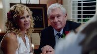 Hawaii Five-0 – Um seine Eltern Eddie (Tom Berenger, r.) und Clara (Melanie Griffith, l.) wieder zusammenzubringen, lässt sich Danny etwas ganz Besonderes einfallen ...