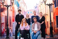 Neo Ragazzi – Sophie Passmann (2.v.r.) und Tommi Schmitt (2.v.l.) mit ihren Gästen Langston Uibel (l.), Diana zur Löwen (3.v.l.), Benjamin von Stuckrad-Barre (3.v.l.) und Annette Frier (l.) vor italienischer Kulisse