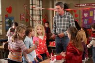 The Middle – Brick hat sich in die hübsche Autumn (Isabella Acres, M.) verknallt, will aber auf gar keinen Fall, dass sie davon erfährt. Doch dann verplappert sich Mike (Neil Flynn, r.) ...