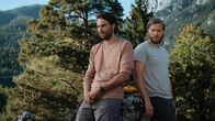 Die Bergretter – Stefan Bergstätter (Frederik Götz, l.) erleichtert sein Gewissen bei seinem Freund Markus Kofler (Sebastian Ströbel, r.).