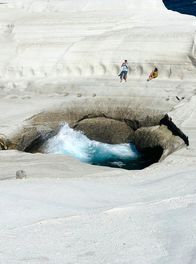 Griechische Trauminseln – Die Mondlandschaft Sarakiniko auf Milos, der Vulkanismus hat hier eine einzigartige Landschaft geformt.