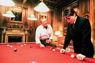 Eyes Wide Shut – L-R: Victor Ziegler (Sydney Pollack, l.) und Dr. William Harford (Tom Cruise)
