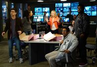 Ghosted – Der Ausbruch einer gefährlichen Kreatur sorgt dafür, dass (v.l.n.r.) Max (Adam Scott), Annie (Amber Stevens West), Lafrey (Ally Walker), Barry (Adeel Akhtar) und Leroy (Craig Robinson) plötzlich mit all ihren Kollegen im Büro gefangen sind ...