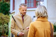 Sturm der Liebe – Erik (Sven Waasner, l.) bringt Josie (Lena Conzendorf, r.) auf eine zündende Idee.