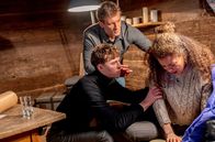 Sturm der Liebe – Anas (Soluna-Delta Kokol, r. mit Robin Schick l. und Martin Walde, M.) Rückenschmerzen steigern sich ins Unerträgliche.