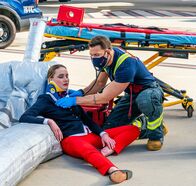 9-1-1 Notruf L.A. – L-R: Guest star Leah Pipes and Ryan Guzman.