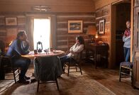 The Passage - Das Erwachen – (v.l.n.r.) Brad Wolgast (Mark-Paul Gosselaar); Dr. Lila Kyle (Emmanuelle Chriqui); Amy Bellafonte (Saniyya Sidney)
