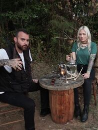 Ghost Loop - Wenn der Spuk niemals endet – L-R: Califf und Kris