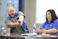 Superstore – Garrett (Colton Dunn, l.); Sandra (Kaliko Kauahi, r.)