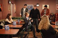 How I Met Your Mother – Barney (Neil Patrick Harris, 3.v.l.) macht sich mal wieder über Robin (Cobie Smulders, l.) und ihr Land lustig, bekommt daraufhin aber eine Lektion erteilt ...