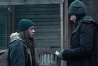 Two Weeks to Live – Tina (Sian Clifford, r.) versucht, die Beziehung zu ihrer Tochter Kim (Maisie Williams, l.) zu retten, indem sie sich ihr zum ersten Mal öffnet. Dadurch erfährt Kim nun auch das dunkelste Geheimnis ihrer Mutter.
