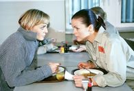 Hinter Gittern - Der Frauenknast – Mona (Anja Beatrice Kaul, li.) will mit Elke (Monika Guthmann) zusammenarbeiten.