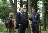 Der Dicke – MDR Fernsehen DER DICKE II. STAFFEL FOLGE 19, "Gefährliche Spiele" Uhr. Bodo (Fabian Meier, l.) wird von Mitschülern erpresst. Gregor Ehrenberg (Dieter Pfaff, M.) schaltet Wachtmeister Wohlers (Josef Heynert, r.) ein.