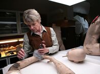 Mankells Wallander – Die Gerichtsmedizinerin Karin Linder (Stina Ekblad) untersucht das Material einer Schaufensterpuppe.