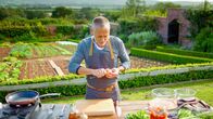 Michel Roux - Auf den Spuren verborgener Restaurants – Michel Roux jr. bereitet im Garten vom Restaurant „The Ethicurean“ ein asiatisches Schweinefleisch-Gericht zu.