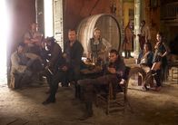 Black Sails – (1. Staffel) - Black Sails: Billy (Tom Hopper, 2.v.l.), Captain Flint (Toby Stephens, 4.v.l.), Gates (Mark Ryan, 4.v.r.), John Silver (Luke Arnold, 2.v.r.), Anne Bonny (Clara Paget, 3.v.l.), Rackham (Toby Schmitz, l.), Captain Vane (Zach McGowan, 5.v.r.), Max (Jessica Parker Kennedy, r.), Eleanor (Hannah New, 5.v.l.) und Mr. Scott (Hakeem Kae-Kazim, 3.v.r.)