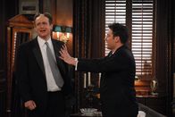 How I Met Your Mother – Lilys Kusine hat Marshall (Jason Segel, l.) zu einer neuen Frisur überredet. Als er jedoch das Ergebnis sieht, ist er total geschockt - und greift zum Rasierer. Ted (Josh Radnor, r.) kann ihn gerade noch rechtzeitig vor der Glatze retten ...