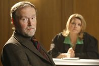 Danni Lowinski – Um ihre Mandantin erfolgreich zu verteidigen, holt sich Danni Lowinski (Annette Frier, r.) Hilfe von Professor Polgar (Bernt Hahn, l.). Doch die erweist sich als wenig hilfreich, da seine Reputation seit einem von ihm begangenen Kunstfehler schwer beschädigt ist. Danni gibt deshalb aber nicht auf ...