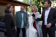 Die Rosenheim-Cops – Die Kommissare Hofer (Joseph Hannesschläger, 2.v.l.) und Hansen (Igor Jeftic, r.) sprechen am Tatort mit der Ehefrau des Opfers, Simone Brandtner (Julia Eder, l.) und Anne Birkmeier (Sigrid Spörk, 2.v.r.), die den Toten gefunden hat.