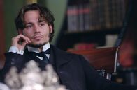 From Hell – Inspector Frederick Abberline (Johnny Depp) wird in seinen Ermittlungen gegen "Jack the Ripper" von seinem Vorgesetzten, Sir Charles Warren, behindert. Dieser ist Mitglied bei den "Freimaurern" und versucht etwas zu vertuschen ...