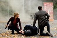 Instinct – First and third from the left: Lizzie Needham (Bojana Novakovic), Dr. Dylan Reinhart (Alan Cumming)