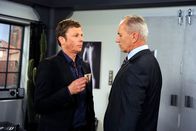 Rote Rosen – ARD ROTE ROSEN FOLGE 1338 Uhr im ERSTEN. Vincent (Stefan Feddersen-Clausen, l.) hebelt Romans (Johannes Terne, r.) Erpressungsversuch mit einer Gegenerpressung aus.