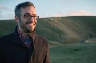 Tolkien: Die wahre Geschichte der Ringe – Experte Adrián Maldonado vor dem „Uffington White Horse“