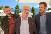 Die Rosenheim-Cops – Thomas Vogt, der Manager der Verstorbenen (Alexander Pelz, M.) gerät ins Visier der Kommissare Stadler (Dieter Fischer, l.) und Hansen (Igor Jeftic, r.).