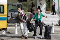 Death in Paradise – Am Flughafen rempelt der Ermittler Neville Parker (Ralf Little) beim Einladen seines Koffers versehentlich eine junge Frau (Chelsea Edge) an, und macht so auf unangenehme Weise ihre Bekanntschaft.
