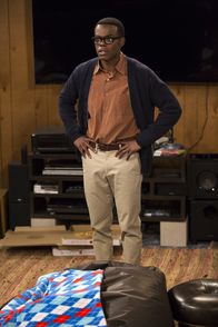 The Good Place – Eleanor zu helfen ein guter Mensch zu werden ist keine leichte Aufgabe, doch Chidi (William Jackson Harper) nimmt sich dieser an und gibt nicht auf ...