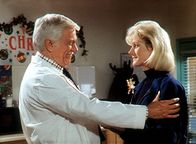 Diagnose: Mord – Dr. Mark Sloan (Dick Van Dyke, l.) begrüßt herzlich seine Tochter Carol (Stacy Van Dyke, r.), die er seit acht Jahren nicht mehr gesehen hat.