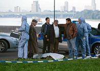 Rentnercops – Eine Leiche am Rheinufer: Edwin (Tilo Prückner, 2.v.l.), Hui Ko (Aaron Le, 3.v.l.), Günter (Wolfgang Winkler, M.) und Dr. Körfer (Peter Trabner, 2.v.r.) am Fundort.