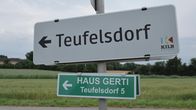 Heimatleuchten – Ortstafel Teufelsdorf während eines ServusTV Drehs zu "Von Schaßbach bis Hühnergeschrei", Teufelsdorf, Kilb, Niederösterreich, Österreich am 27.06.2023