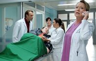 In aller Freundschaft – SENDER: ARD - SENDETITEL: In aller Freundschaft, Folge 831 - UNTERTITEL: Überraschung - CAPTION: ARD/MDR IN ALLER FREUNDSCHAFT, FOLGE 831, "Überraschung" Uhr im ERSTEN..Dr. Martin Stein (Bernhard Bettermann, li.) und Oberschwester Arzu (Arzu Bazman, 2.v.re.) haben bei ihrer Patientin Katharina Leibniz (Julia Jendroßek, liegend) einsetzende Wehen als Ursache ihrer Bauchschmerzen diagnostiziert. Kurz darauf war Julia verschwunden. Als Arzu sie findet, ist Katharinas Fruchtblase schon geplatzt und ihr Kind auf dem Weg. Die Gynäkologin (Anne Rathsfeld, re.) bereitet alles für einen Kaiserschnitt vor. Doch Katharina wehrt sich dagegen. Sie wusste bis zur Untersuchung nichts von ihrer Schwangerschaft..