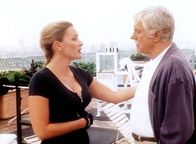 Diagnose: Mord – Didi Harris (Denise Crosby, l.), die Managerin des Fitness-Clubs, wird von Mark (Dick Van Dyke, r.) befragt, ob sie zum Mord an ihrer Chefin etwas anzumerken hat.